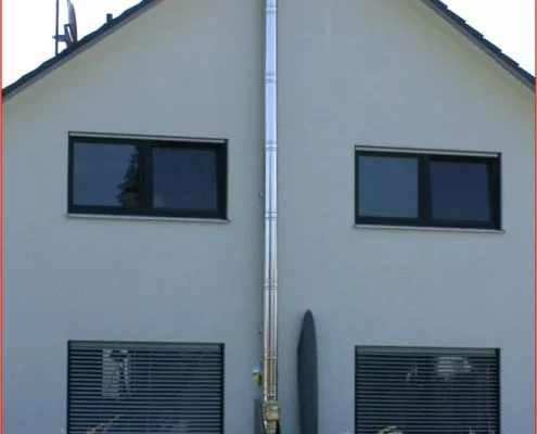 Kaminbau, Kaminsanierung & Ofenbau Loderer Haus mit Edelstahl Außenkamin